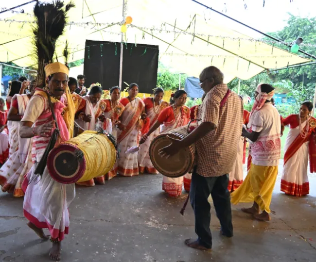 शहनाइ बरातघर में आदिवासी उत्थान कल्याण समिति की ओर से आयोजित कर्मा पूजा में अपने वाद्य यंत्रों के साथ नृत्य करते संस्था के लोग। जागरण